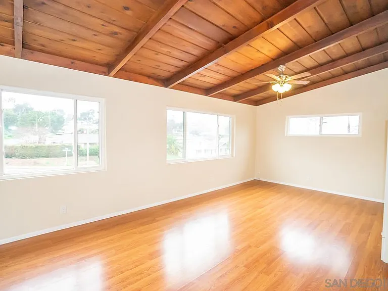 432 Civic Center Dr — Photo 2