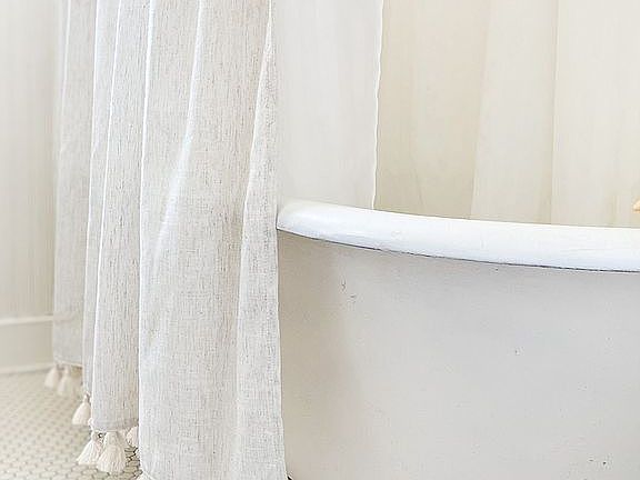 Upstairs tub & shower 