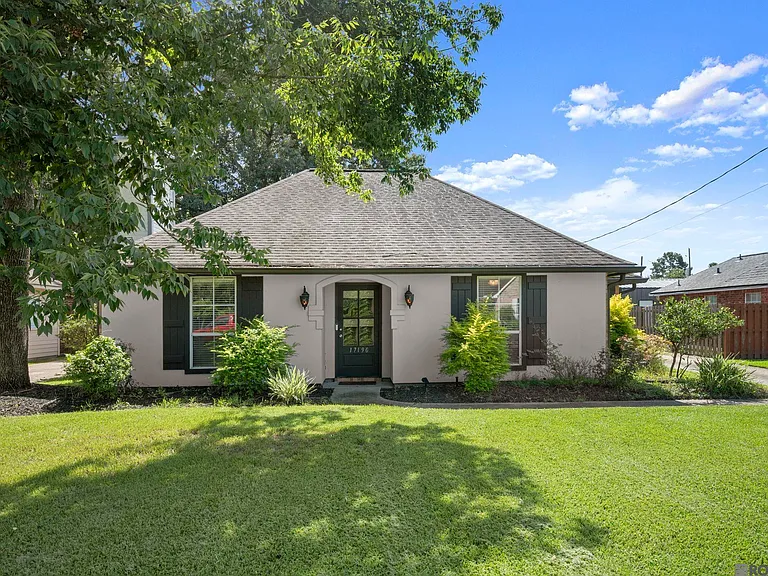17190 N Lake Dr — Photo 1