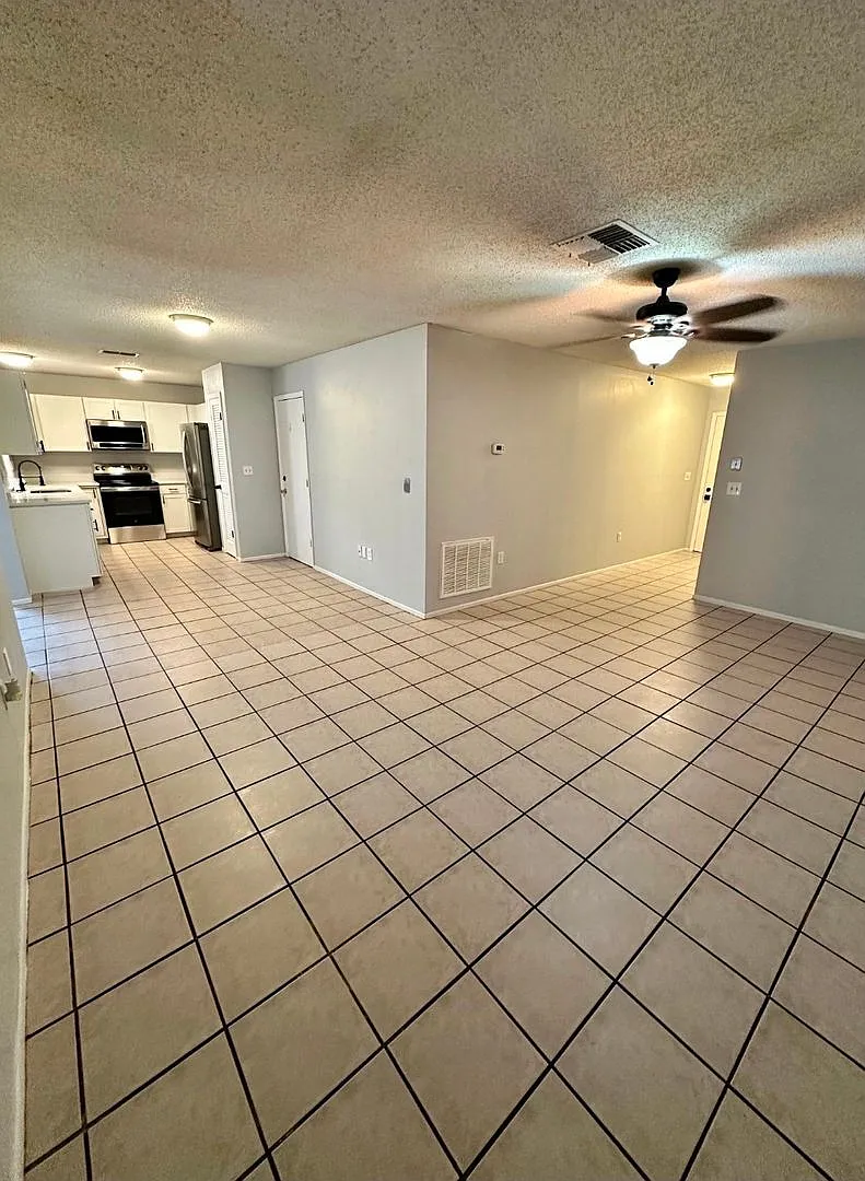 3 bedroom 2 bathroom house fully fenced in yard — Photo 3