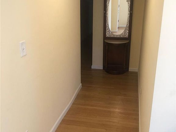 3rd image of 255 Mineola Blvd #1R