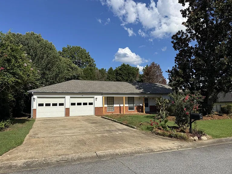 327 Bonnie Dr — Photo 1