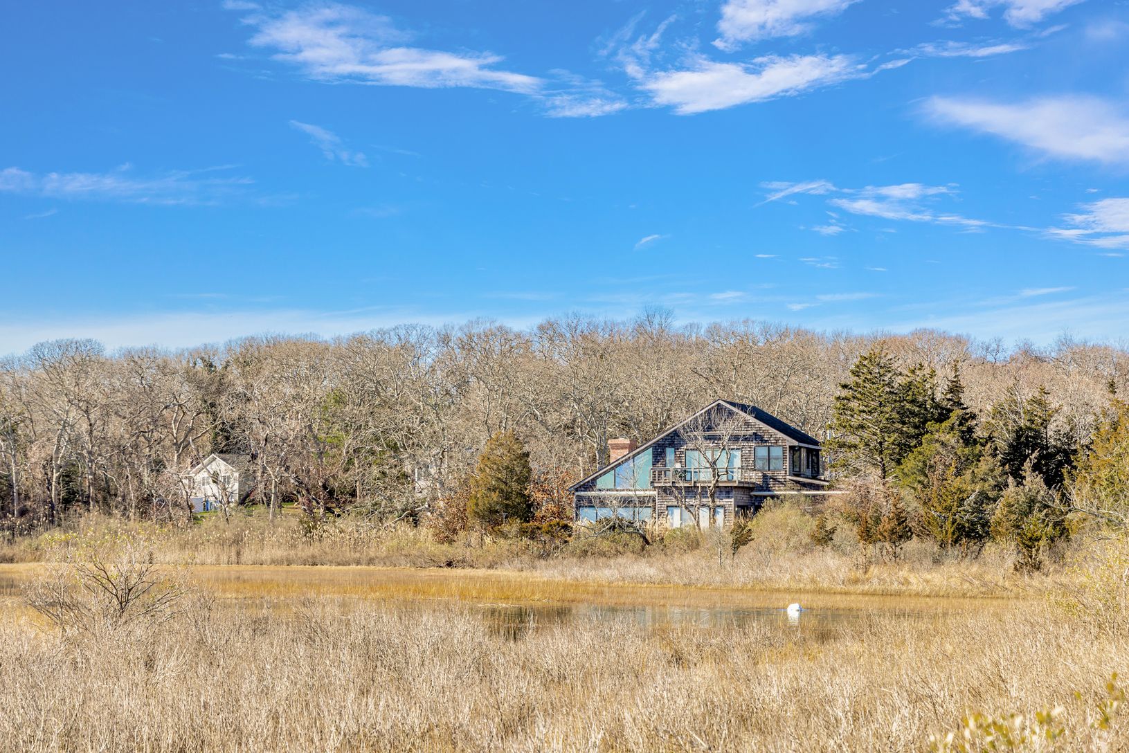  Private Waterfront Setting
