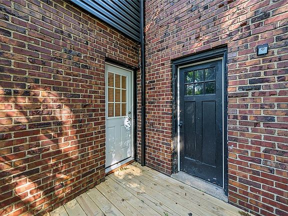 5th image of 411 Oakwood St