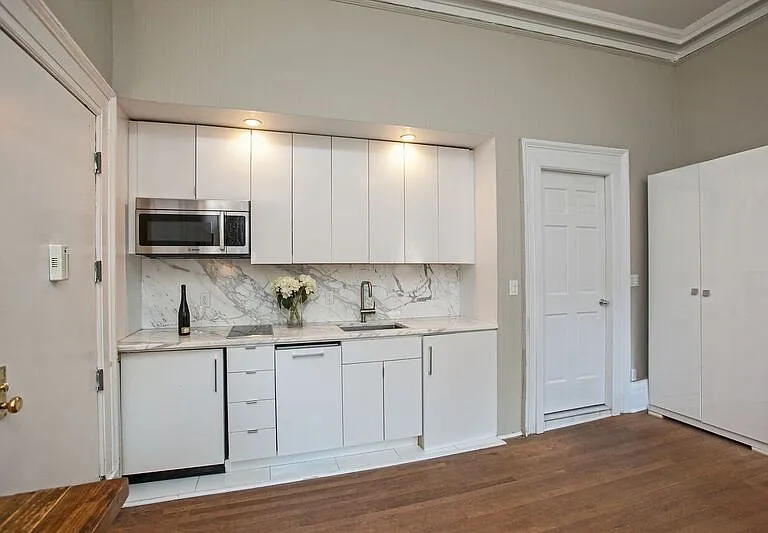 13 E 9th St #3R — Photo 2