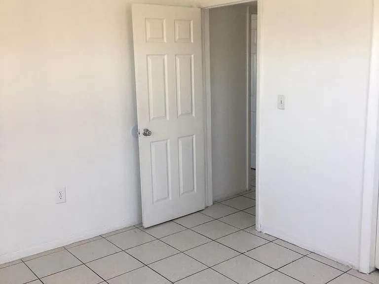 Jaclyn Apartments — Photo 19