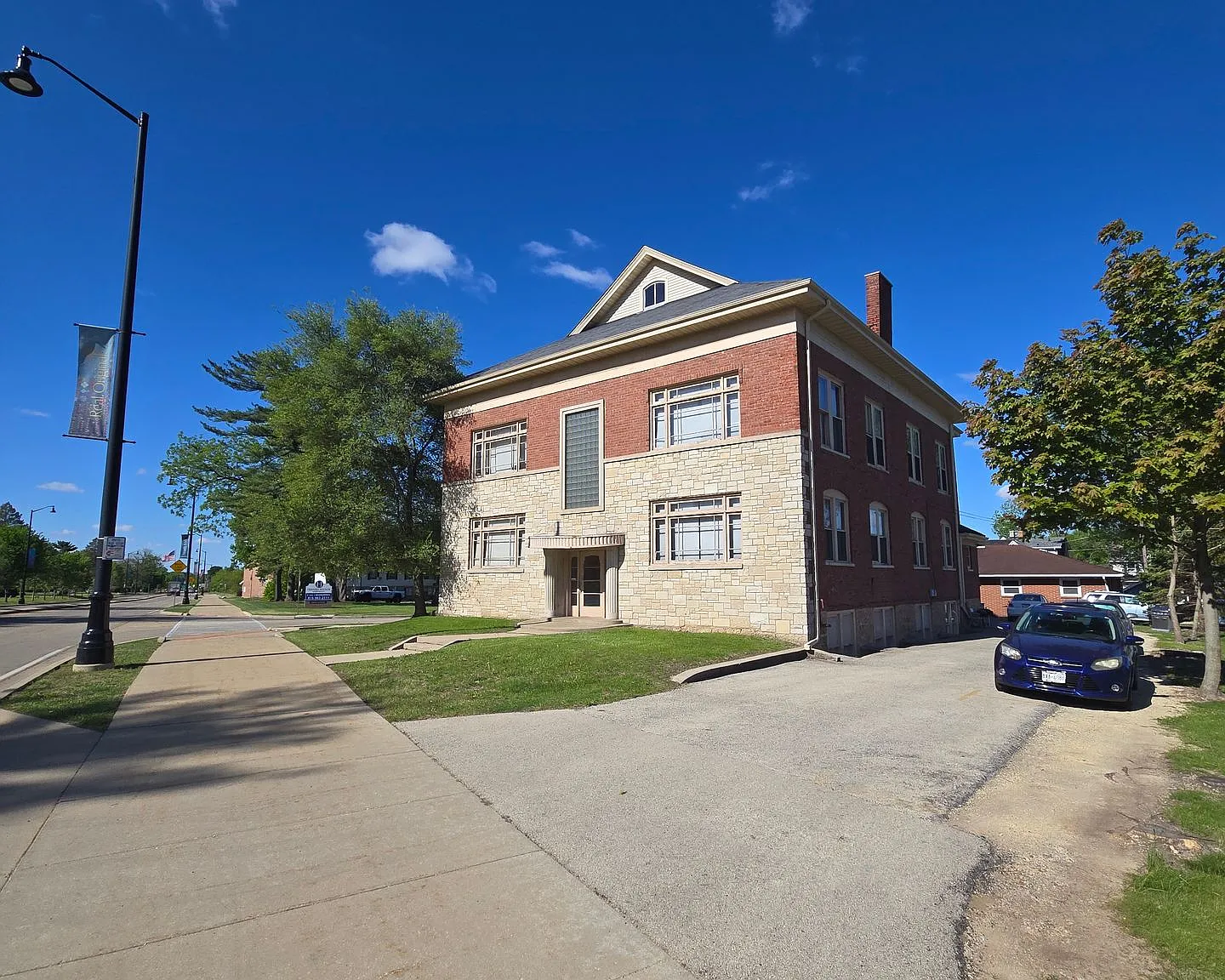 1904 N Main St — Photo 1