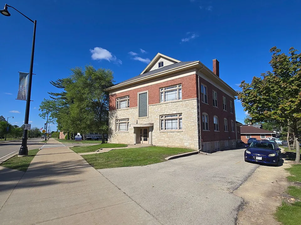 1904 N Main St