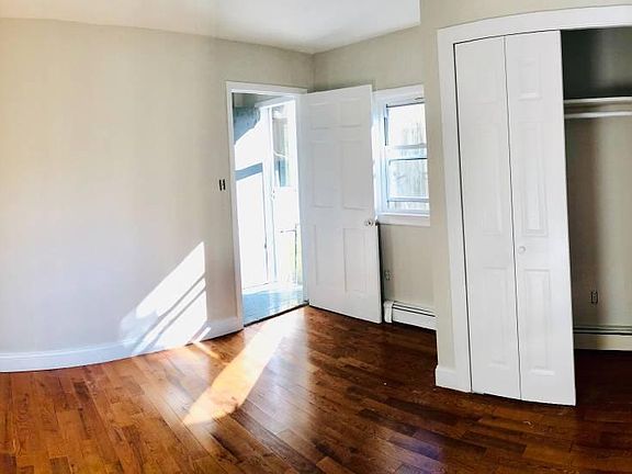 Large Bedroom 1, 1st pic