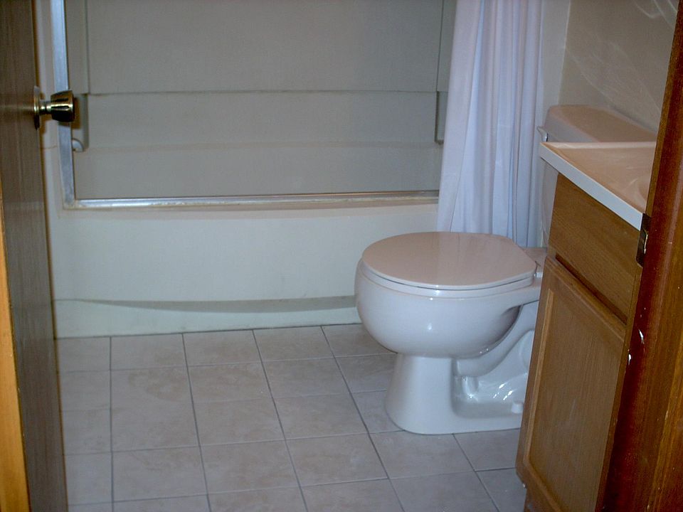 clean, bathroom with tub