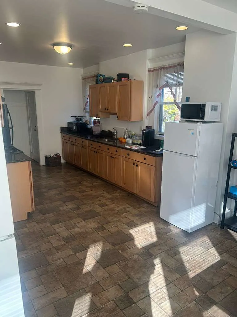 7 bed, 2018 sqft, $1,100 — Photo 4