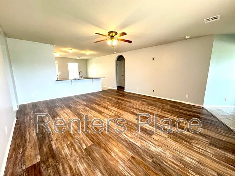 4 bed, 2.0 bath, 1433 sqft, $1,795 — Photo 2
