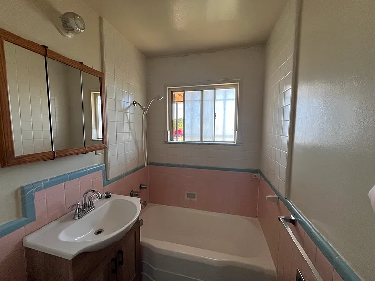 525 E Rhea St — Photo 8