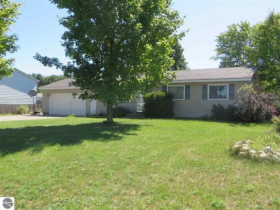 3rd image of 4437 Manor Wood Dr N