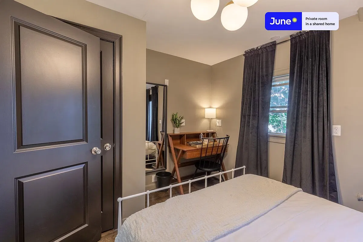 Queen bedroom in 6 bed/4 bath home in Brighton #206 F — Photo 3