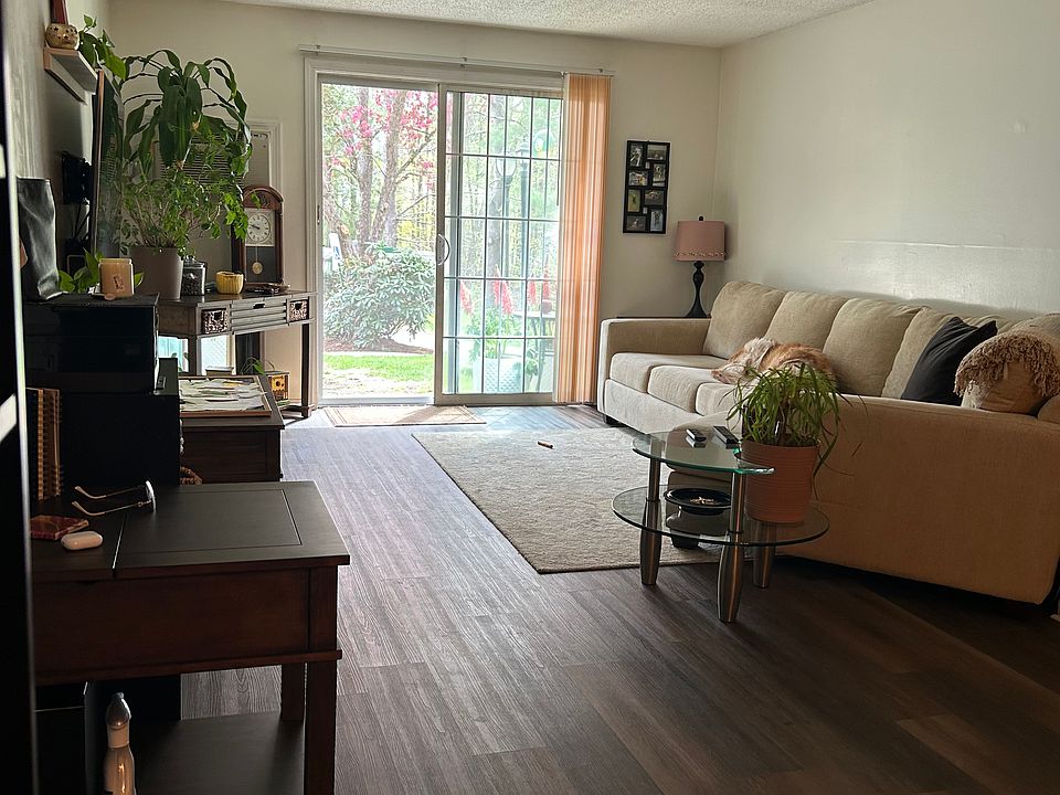1st image of 3 Oak Hill Ln APT 302