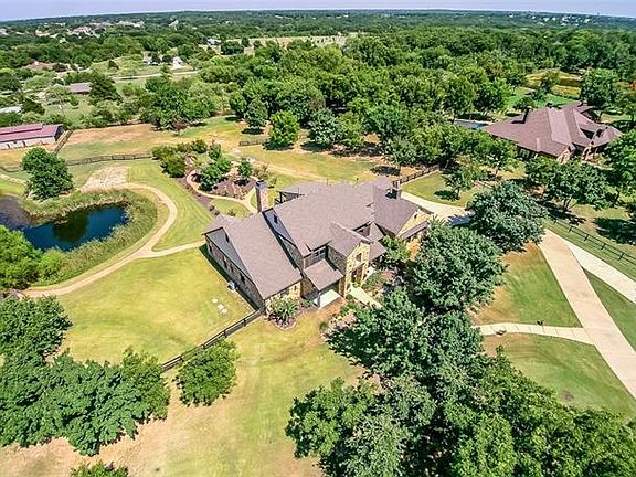 2nd image of 811 Caublestone Hill Dr