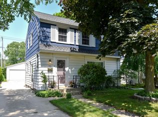 518 E Hampton Rd, Whitefish Bay, WI 53217