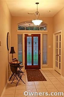 Tile entry with 10' ceilings