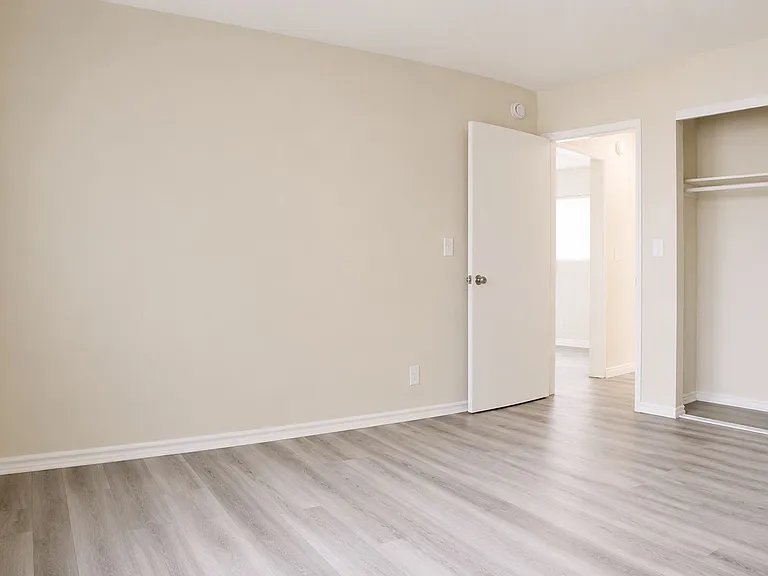 Reseda Gardens Apartments — Photo 14