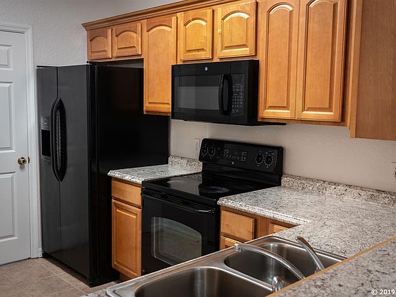 5th image of 2710 NW 104th Ct APT B