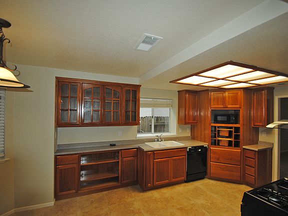 3rd image of 8155 Derbyshire Cir