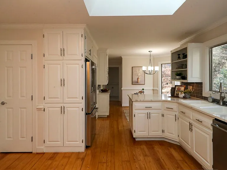 208 Fairfax Way — Photo 7