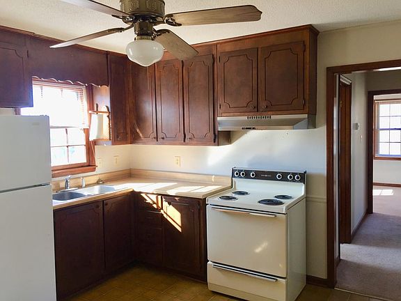Kitchen w stove-oven, refrigerator,