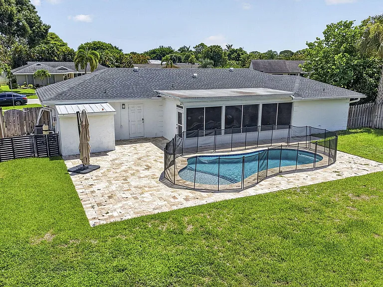 11760 Inverness Cir — Photo 24