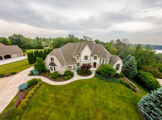 W285N3274 Lakeside Ridge Ct, Pewaukee, WI 53072