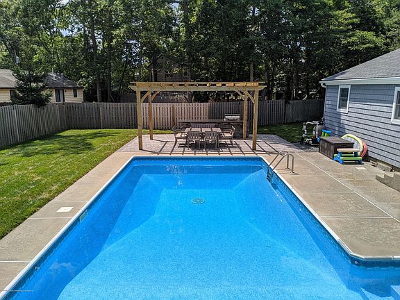 4th image of 1307 Lakeside Dr S