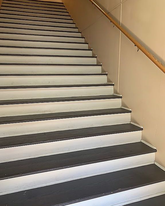 Wide steps to apartment 