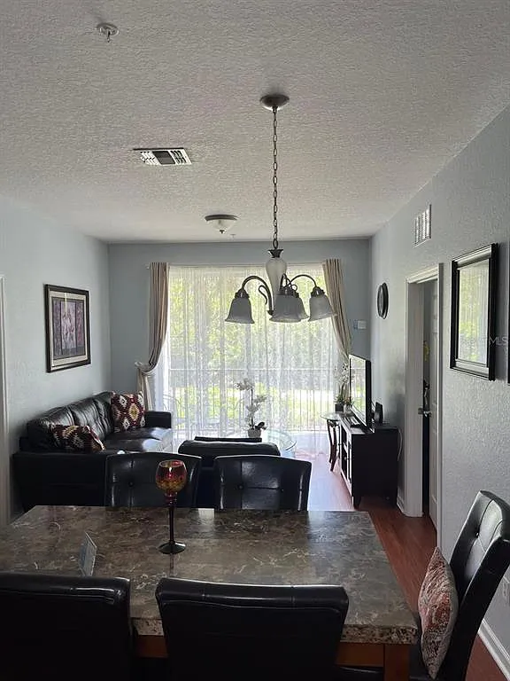 3 bed, 2.0 bath, 1247 sqft, $2,300 — Photo 4