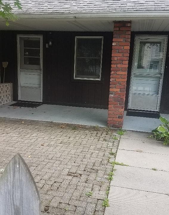 Sidewalk pattio & both doors