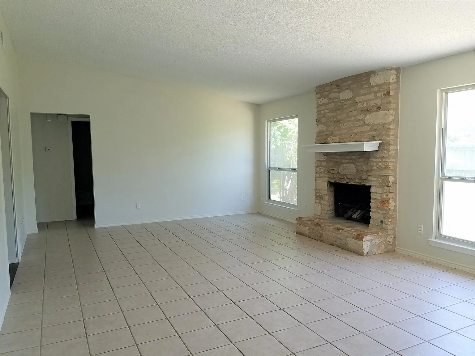 3 bed, 2.0 bath, 1426 sqft, $1,850 — Photo 3
