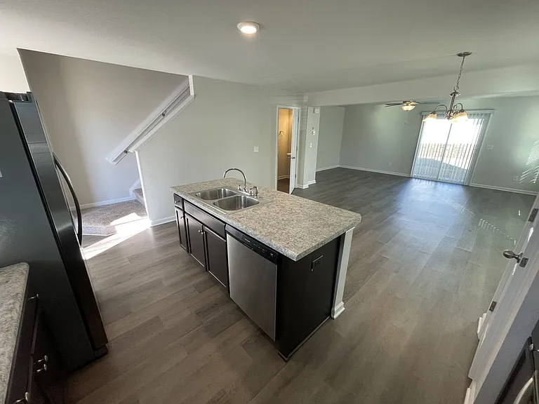 1056 Peony Ln — Photo 5