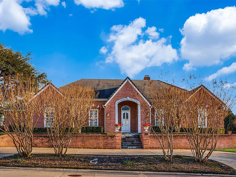 No matter what your current housing needs are, this wonderful lease property is an ideal option. Just minutes to Bryant Irvin Blvd., Chisholm Trail Parkway, Hulen St., and I-20. Close to numerous private schools, Harris Hospital Southwest, extensive shopp