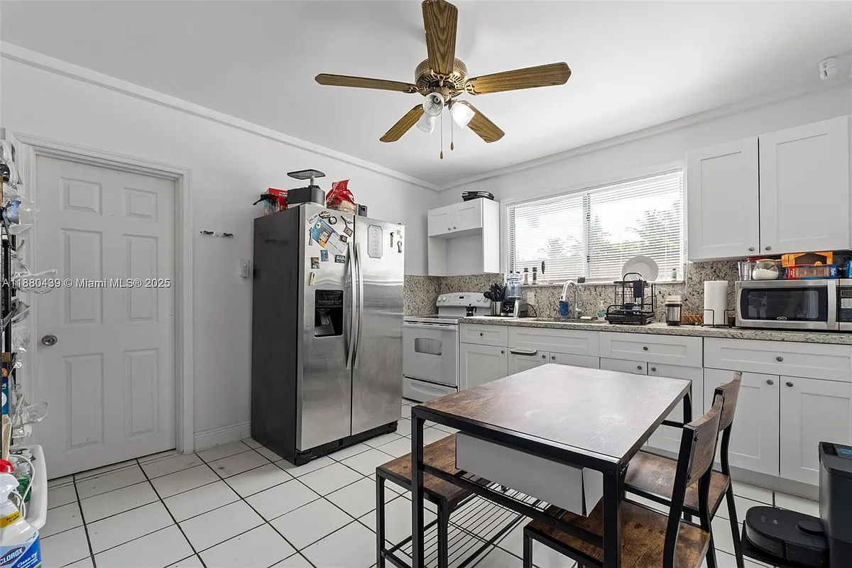 Building Photo - 2453 SW 17th St #2