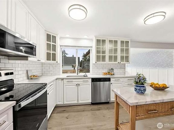 4th image of 3810 180th St E