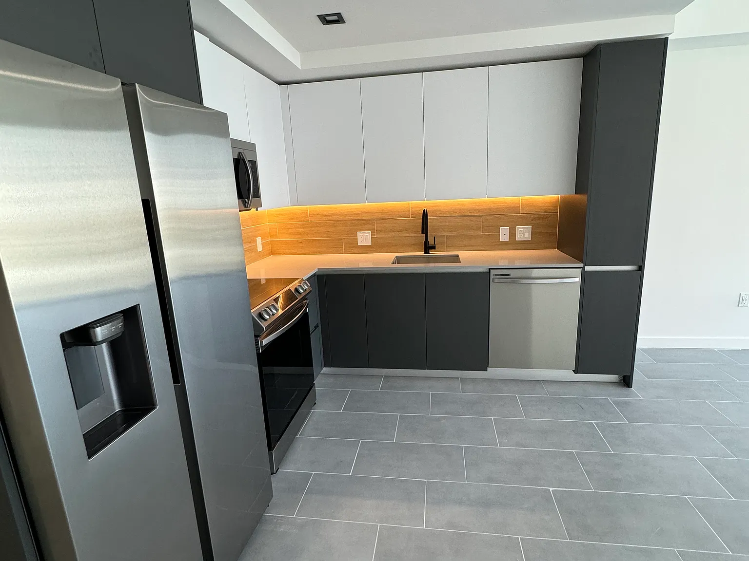 Studio, 550 sqft, $2,095 — Photo 2