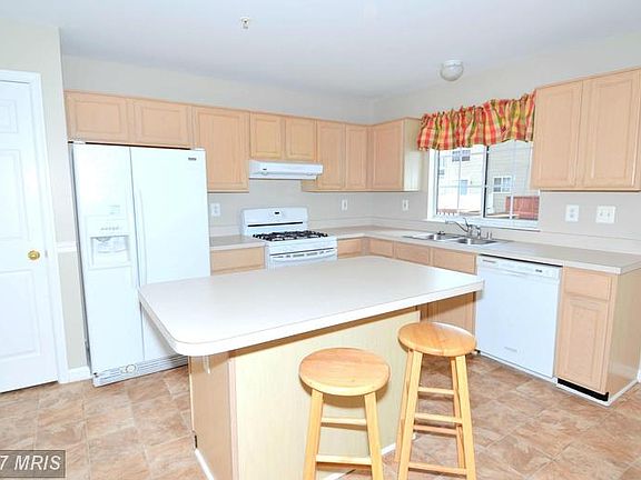 4th image of 207 Royal Oak Ct