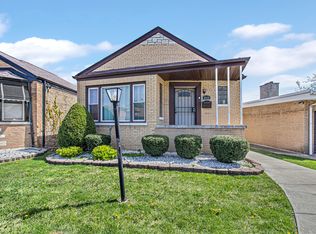 8935 S Bennett Ave, Chicago, IL 60617