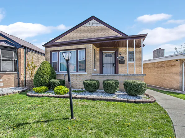 8935 S Bennett Ave, Chicago, IL 60617