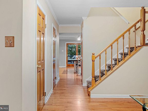 4th image of 219 Burgundy Ln