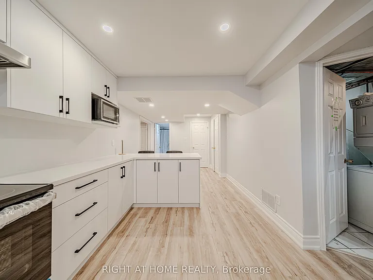3 Glenayr Rd #LOWER — Photo 11