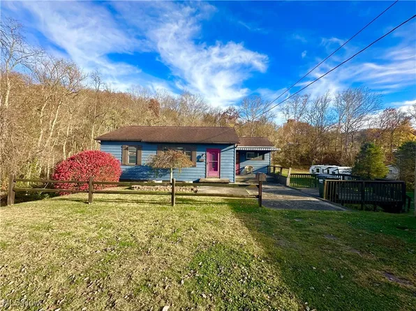 1010B Stadium Dr, Saint Marys, WV 26170