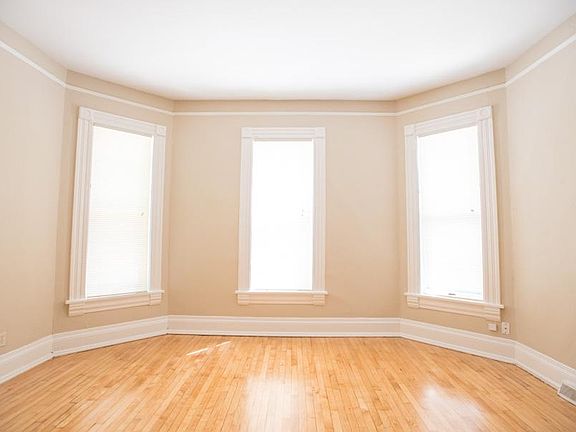 5th image of 1702 E Bradford Ave #1