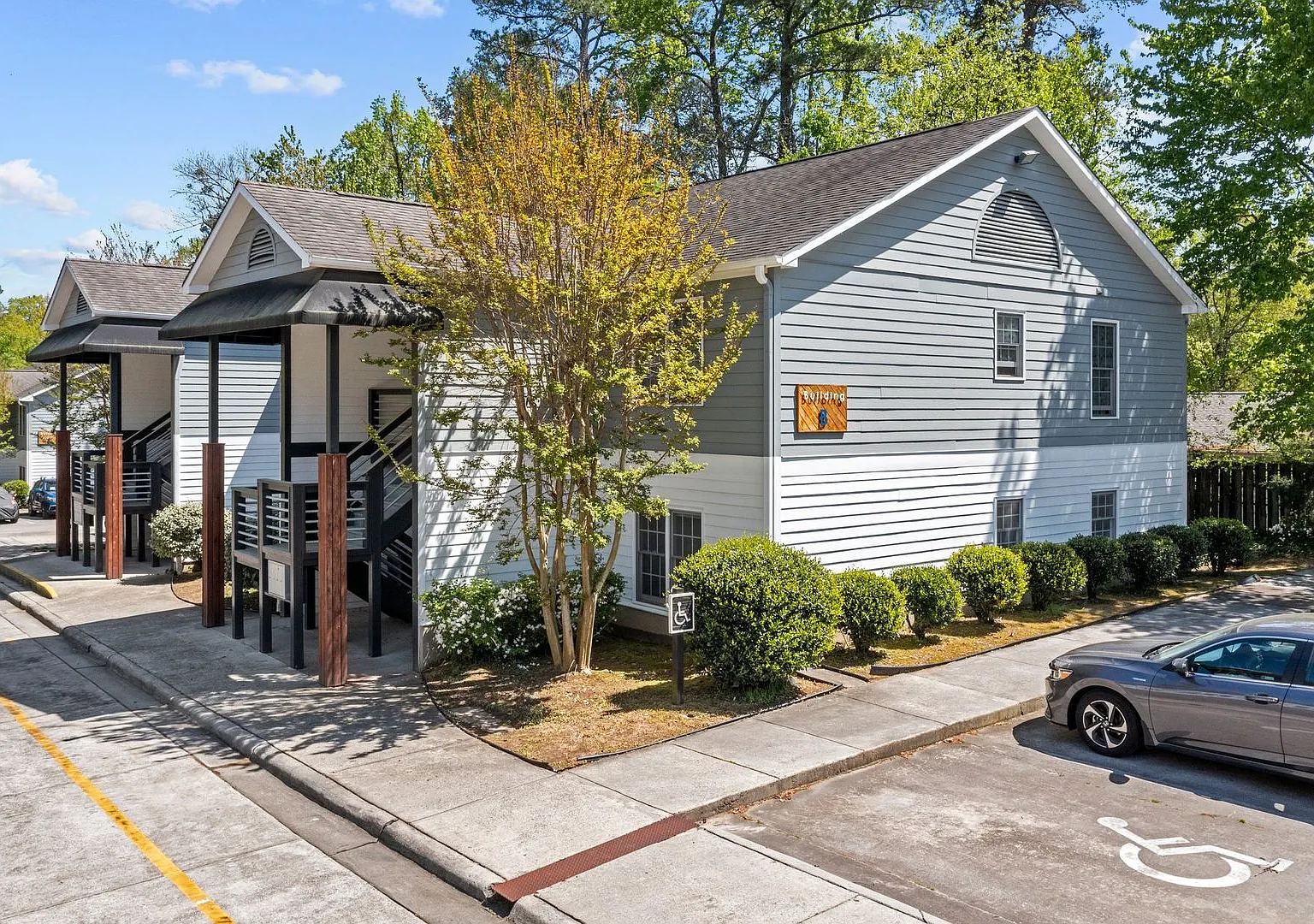Spacious 1 Bed, 1 Bath apartment near Duke Campus and Hospital - Renovated & Pet Friendly! — Photo 3