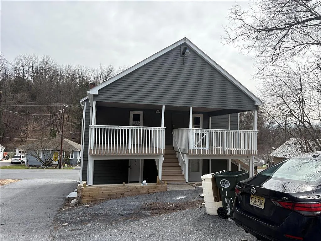4 bed, 1.0 bath, 1380 sqft, $2,100 — Photo 2