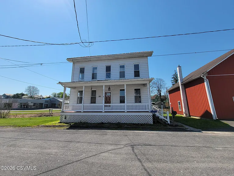 995 Center Ave — Photo 1